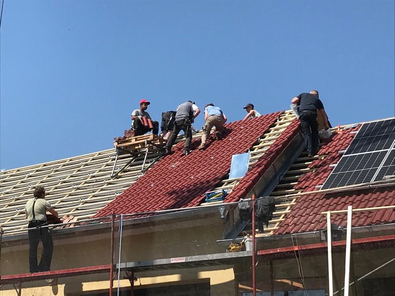 Zabrani Arbeiten auf dem Dach.jpg